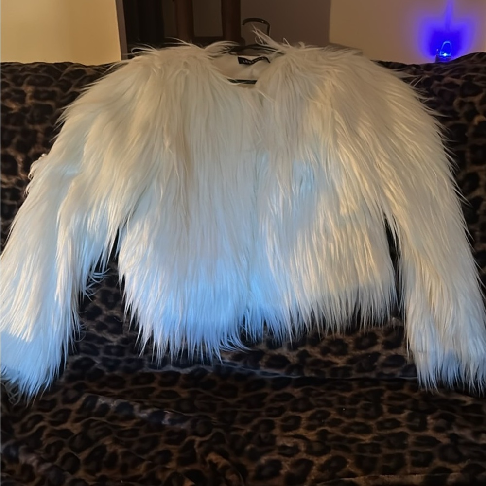 Women’s White Imitation Fur Coat. Size XXL. SEE ALL PHOTOS! - Picture 3 of 8
